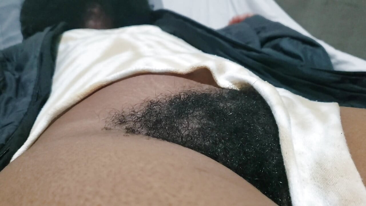 Behaarter Star Zeigt Ihre Natürliche Muschi in Einer Mutigen Und Intimen, Sinnlichen Präsenz
