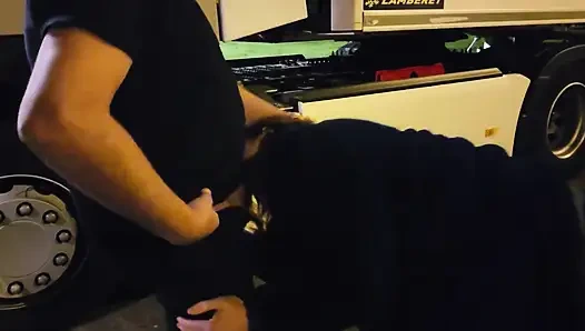 Я трахаюсь с дальнобойщиком на зоне отдыха на шоссе