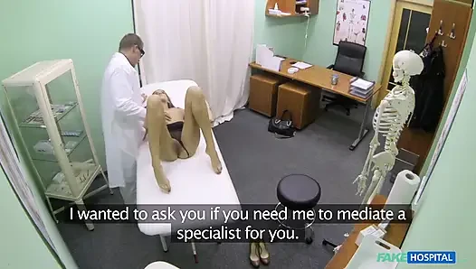 Harika memeli ateşli ince kız fışkırtarak boşalmasını öğreniyor