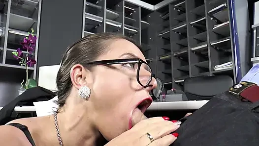 Bomba sekreter orta yaşlı seksi kadın anal seks yapıyor