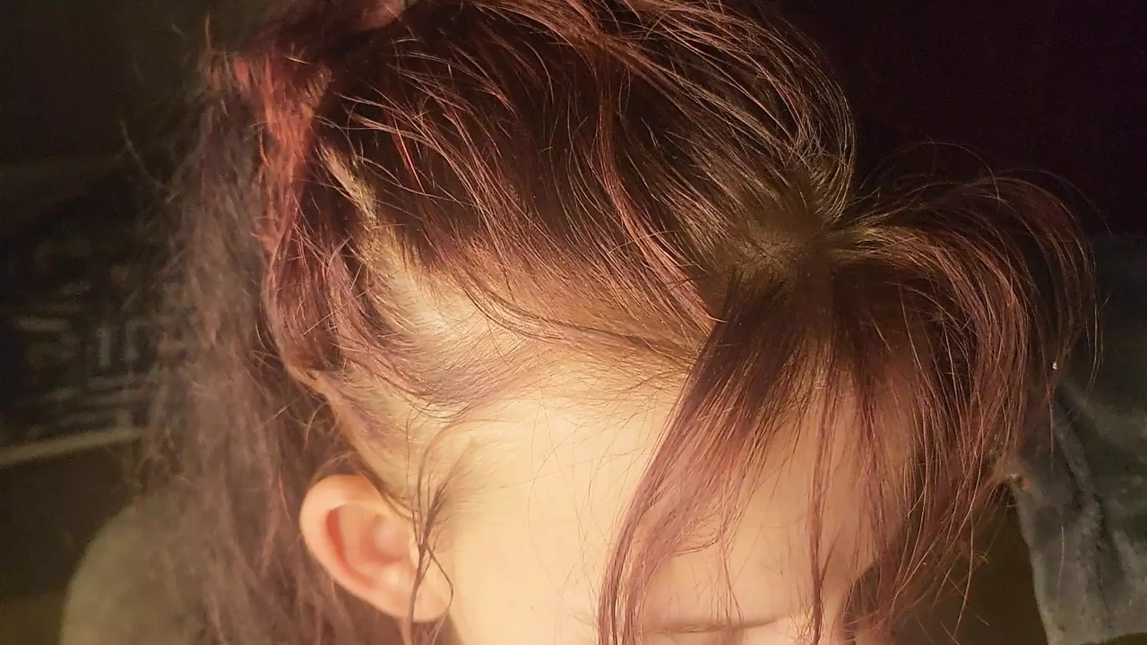 18 岁在操自己的阴户时吮吸 44 岁鸡巴的精液