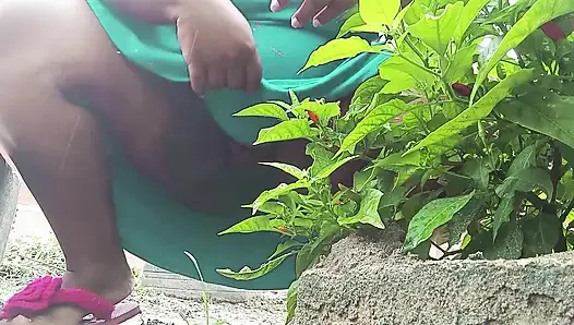 Kıllı amcıklı ateşli iri güzel kadın çalının arkasına işiyor