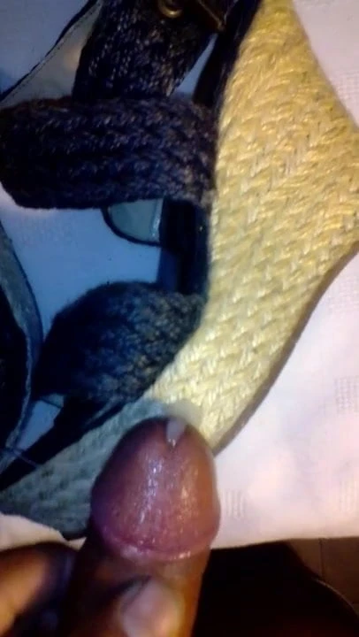 Hermosas plataformas negras My sister's wedges cumshot