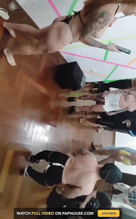 Я вишикувалась з самцями на вечірці і гарно їх відсмоктала, в кінці я навіть отримала побиття від члена тут, чувак!