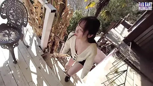 Cewek sange dengan tubuh aduhai ini lagi asik muasin memeknya sendirian sambil tersenyum -- bagian.1
