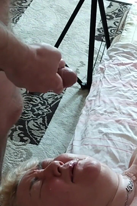 Kaltağın yüzüne ve ağzına bir kısmı boşalıyor