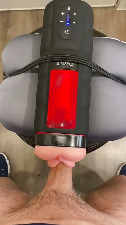 Escupiendo semen con este juguete de coño caliente