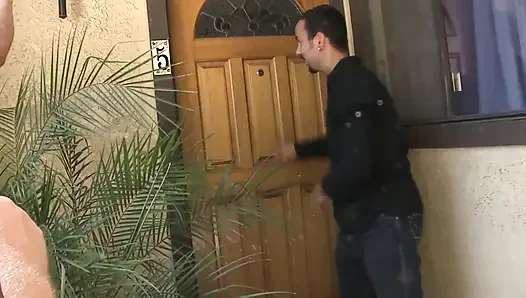 Freche titten, szene 3_sexy blonde ehefrau genießt einen schwanz, wenn sie allein zu hause ist