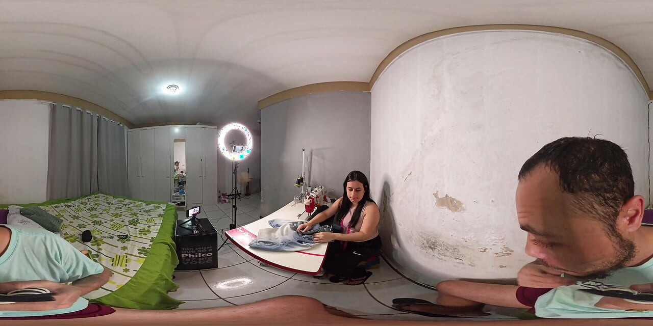 Cewek nakal ini semangat banget sama pelanggannya dengan celana dalam seksinya