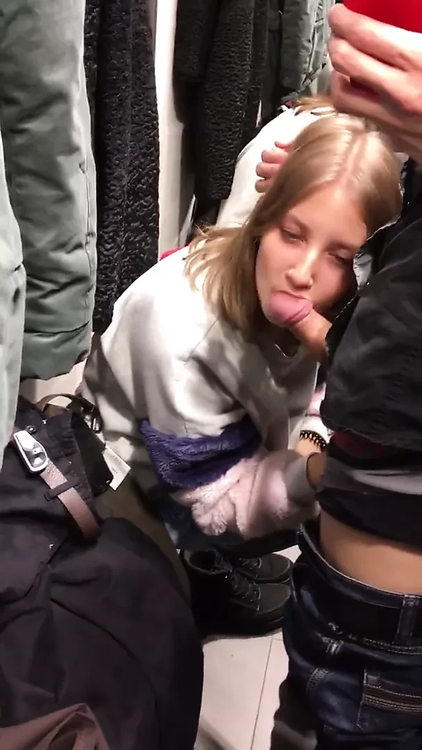 AMATEUR BLOWJOB IN A PUBLIC DRESSING ROOM