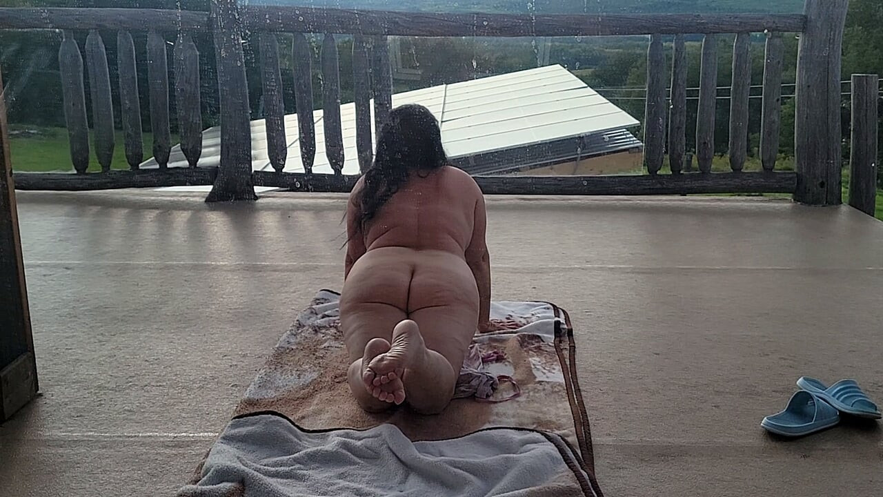 Big Booty Stepmom gets a surprise