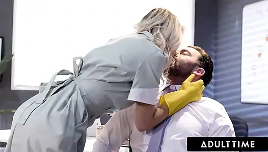 ADULT TIME - seksi ofis hizmetçisi Kenna James sinsi anal ilişki için aşırı çalışan evli patronla alay ediyor