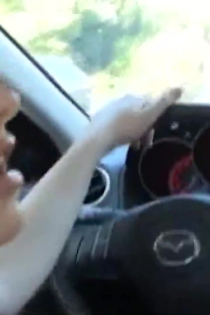 Une ado ravissante suce une bite par un glory hole