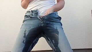 Chorro en jeans, completamente mojado