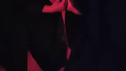 Freche brünette im dunkelnraum macht stripetese