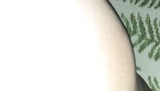 Cewek sange ini lagi asik ngentot posisi reverse cowgirl sampai dicrot di dalam - close up