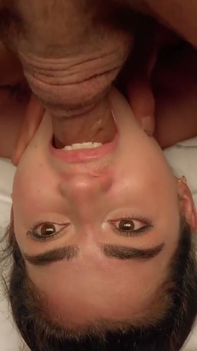 Esposa Rica e Vadia que Trai Põe Batom Vermelho para Ser Fodida na Garganta Profunda pelo Treinador Pessoal | Clip 1