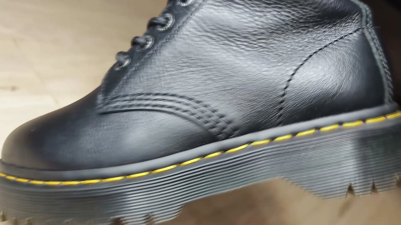 Footjob u Dr. Martens čizmama