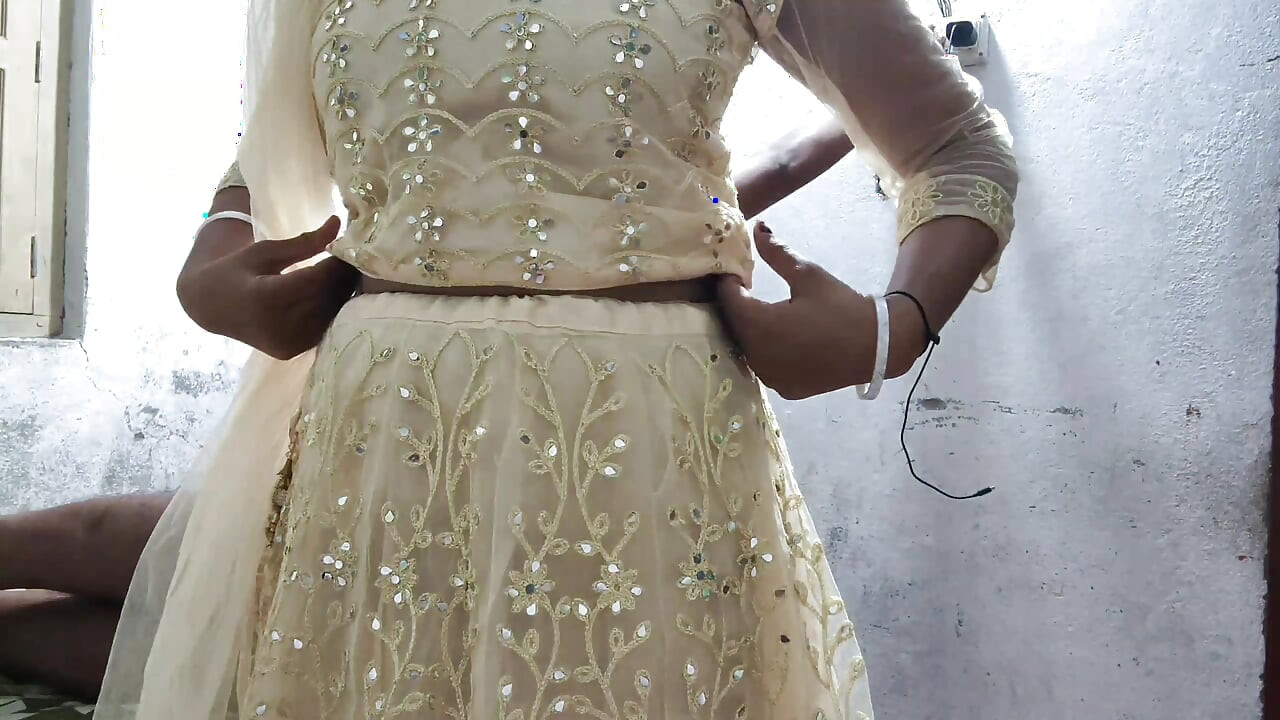 chachi ki salwar pahan kr uske choot se pani nikal diya