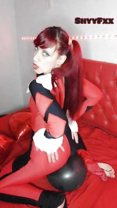 Shyyfxxx harley quinn apna janmadin manaati hai aur jokar ko apne parosi ko hilaane ke rolaple par bhejti hai