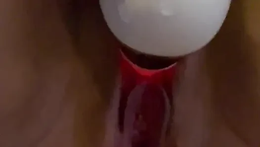 Orta yaşlı seksi kadın büyük bir dereye fışkırtıyor çünkü götündeki tıkaç bastırıyor