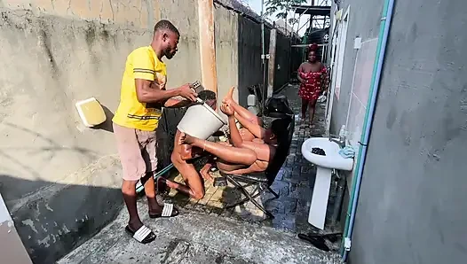 İş arkadaşlarıyla sikişiyor ve oynuyor