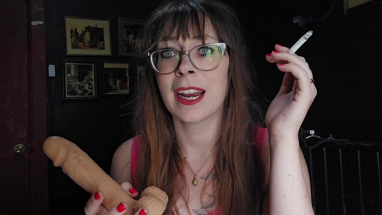 Doamna Thrope fumează și vibratorul care fumează în gură