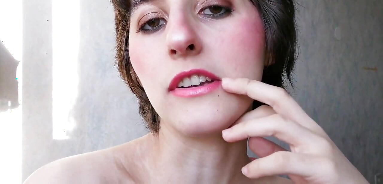 Giantess yenmeyi sevdiğini fark ediyor