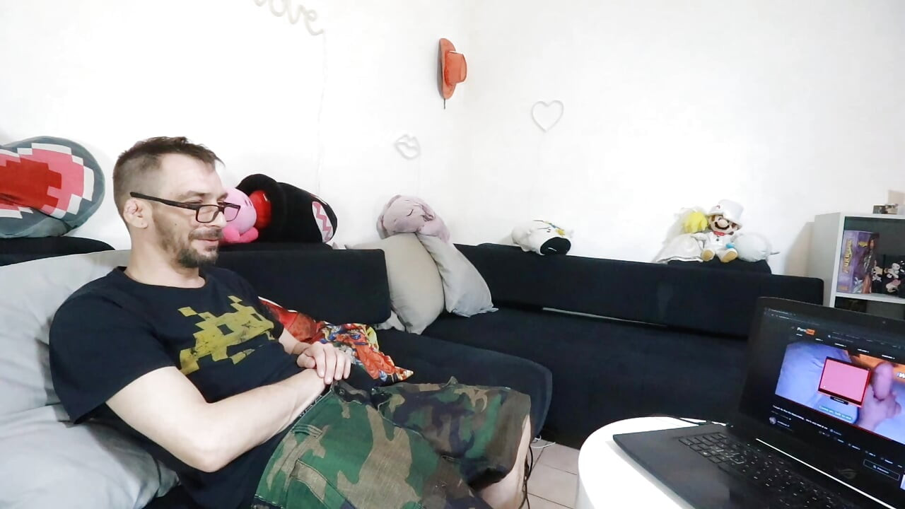 Můj přítel zjistí, že můj geek spolubydlící masturbuje a můj přítel a já mu dáváme jeho první kouření.