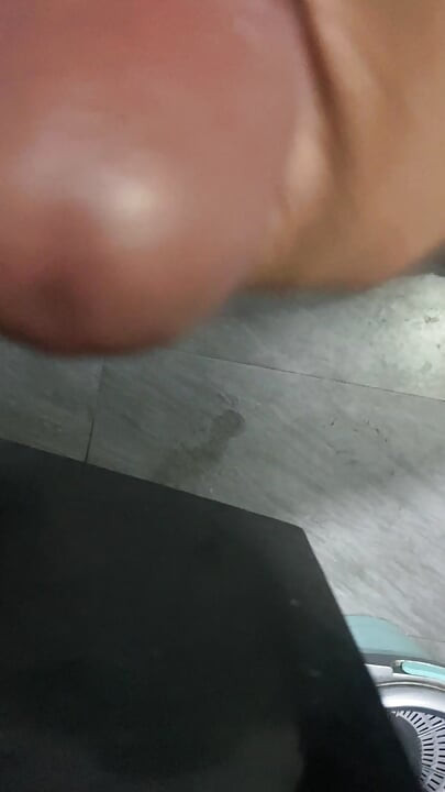 In the bathroom, there was a cock that was getting an erection, only knowing how to endure it, not having to do it