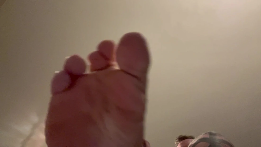 Teasing you piggies with my sweaty and nasty feet 😈
