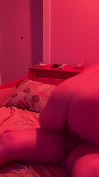 Pembe ışıkta romantik Paskalya sikişi | Clip 1