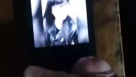 Acabando sobre foto de amiga con lentes
