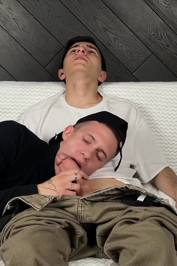 Lins în cur un Twink: i-am lins fundul neted și l-am futut tare