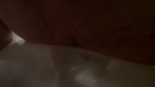 Follando con globo en la bañera sin correrse
