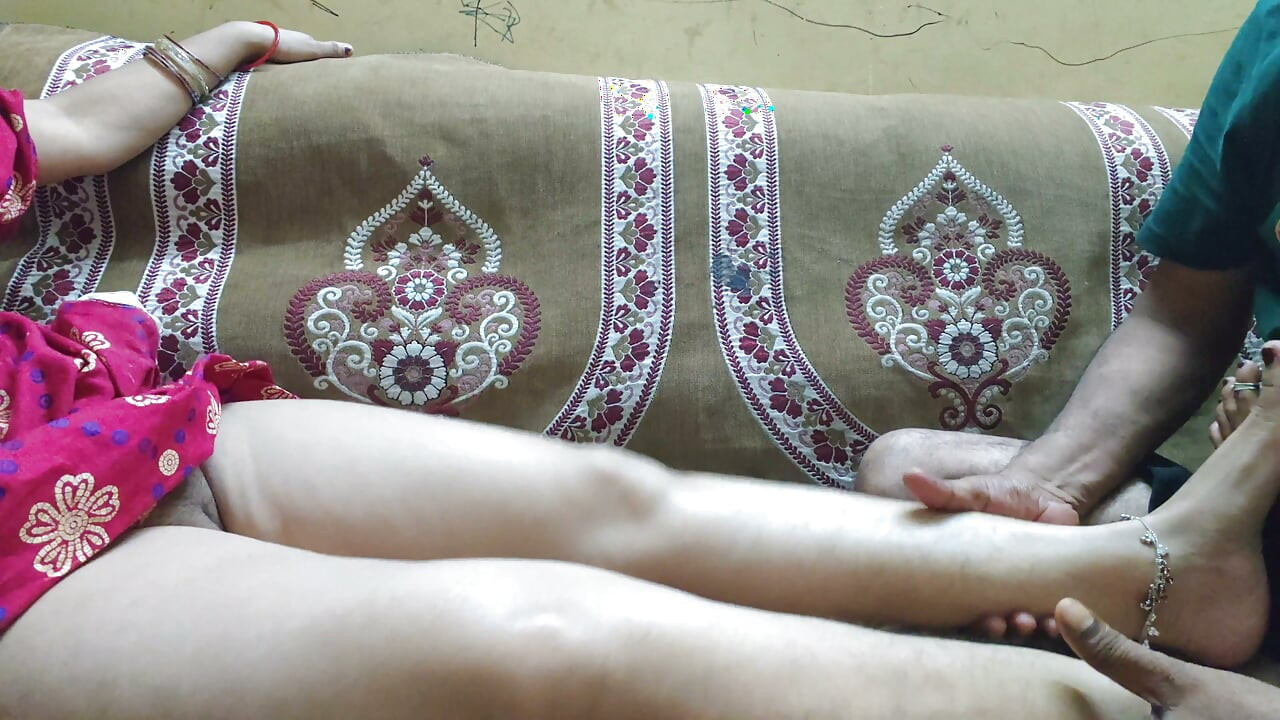 Bhabhi ki massage karne ke bad hand job by bhabhi fucked by devar
