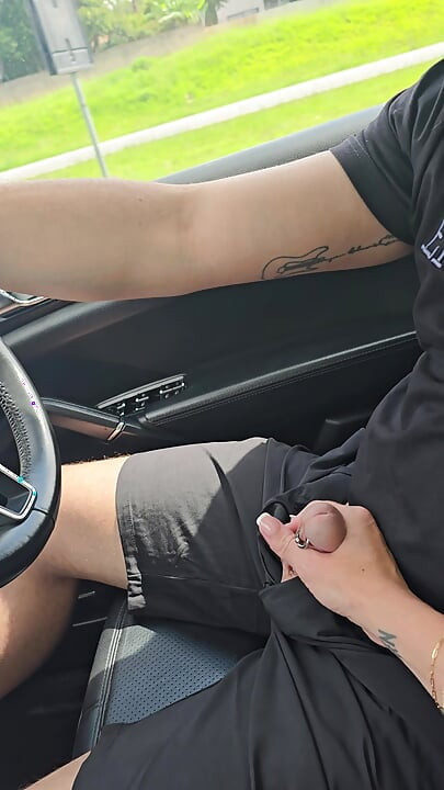 ฉันใช้ควยเขาเหมือนแท่งเกียร์ขณะที่เขาขับรถ