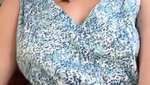 Üvey Anne Otobüsün Arkasında Kokulu Amıyla Oynuyor, Sonra Kokan Parmaklarını Kokluyor Ve Emiyor!