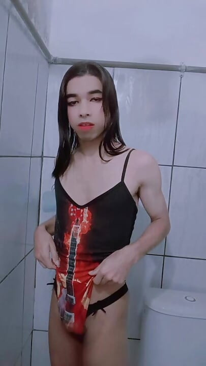 Ella Carlazinha en traje de baño y bragas atrapadas en su culo
