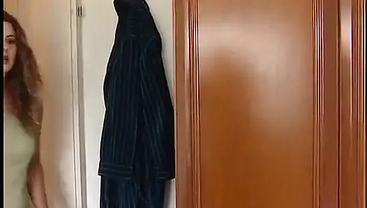 Klas sarışın amcığını yalatıyor ve derinden sikiliyor
