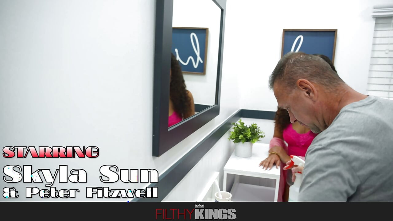 SKITTENT TABU - Svart skjønnhet SKYLA SUN forsikrer seg om at den nye stefarens kuk er stor nok