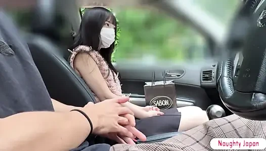 Araba havası artıyor, samimi sürüş oyuncu sakso ve nazik döl yutma anlarına yol açıyor