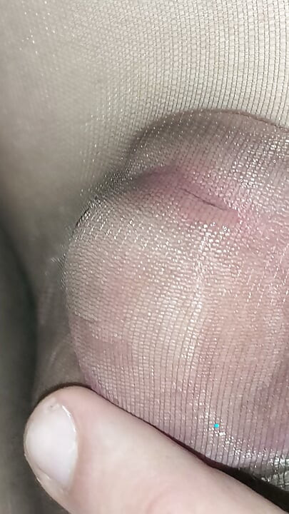 我的娘娘腔特写在别人咖啡连裤袜里。尿在尼龙袜上