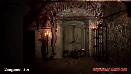 Bir cadı küçük alevler üzerinde sarkıyor