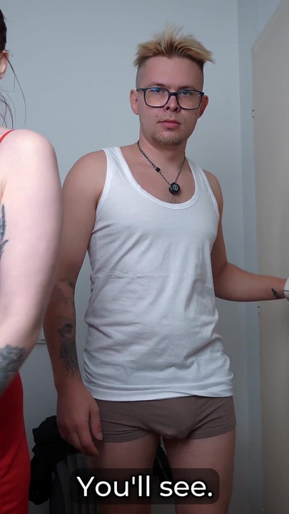 แม่เลี้ยงทดสอบของขวัญลับของลูกเลี้ยงชายบนเตียงโรงแรมที่ใช้ร่วมกันในวันส่งท้ายปีเก่า คลิป 1