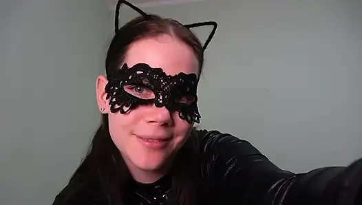 Женщина-кошка играет с мышкой в видео от первого лица