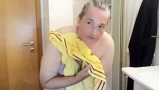 Сушка голышом перед зеркалом и наклоняется - Стиль POV