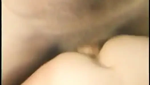 Jacqueline Larians iki adamla derinden sikişiyor ve amcığını yalıyor