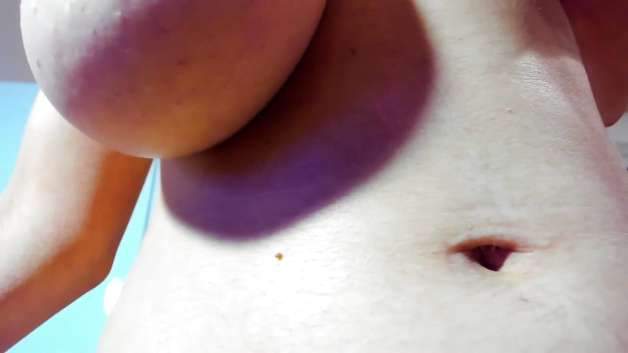 Υπέροχη πανέμορφη Myla_angel δείχνει τα βυζιά και το μουνί της και φοράει καλσόν μέσα και έξω!