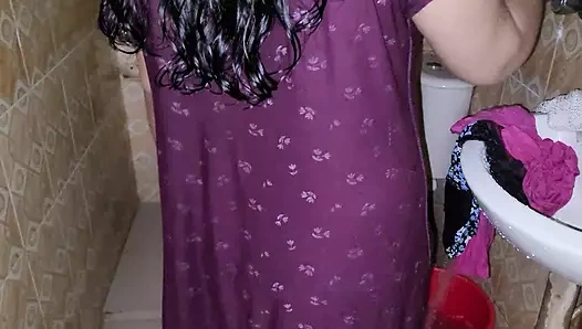 Это так весело принимать ванну в ванной в одиночестве.